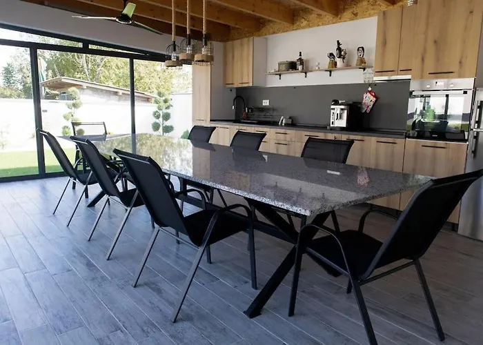 - Seasons In 斯科普里