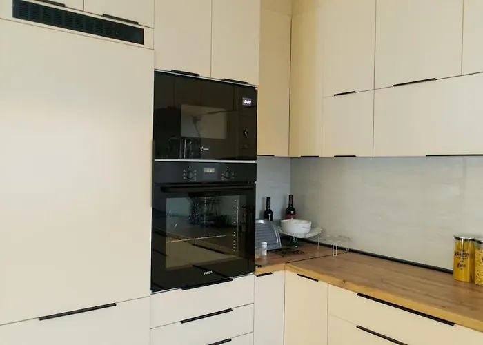 - Seasons In * 斯科普里