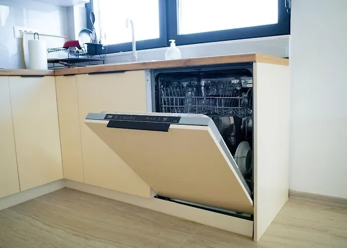 - Seasons In * 斯科普里