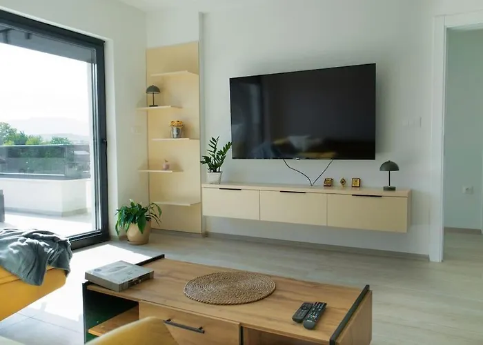 - Seasons In 斯科普里